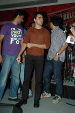 Imran Khan at Delhi Belly DVD launch in Landmark, Mumbai on 29th Sept 2011 (47).JPG