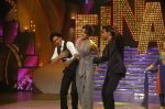 Shahrukh Khan, Hrithik Roshan, Priyanka Chopra at the Finale of Just Dance in Filmcity, Mumbai on 29th Sept 2011 (81).JPG