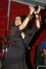 Sona Mohapatra at Delhi Belly DVD launch in Landmark, Mumbai on 29th Sept 2011 (63).JPG