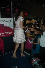 Sonam Kapoor at Chetan Bhagat book launch in Inorbit Mall on 7th Oct 2011 (1).JPG