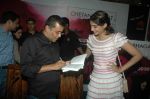 Sonam Kapoor, Chetan Bhagat at Chetan Bhagat book launch in Inorbit Mall on 7th Oct 2011 (23).JPG
