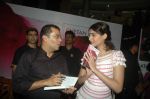 Sonam Kapoor, Chetan Bhagat at Chetan Bhagat book launch in Inorbit Mall on 7th Oct 2011 (25).JPG