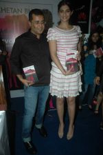 Sonam Kapoor, Chetan Bhagat at Chetan Bhagat book launch in Inorbit Mall on 7th Oct 2011 (30).JPG