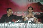 Sonam Kapoor, Chetan Bhagat at Chetan Bhagat book launch in Inorbit Mall on 7th Oct 2011 (8).JPG