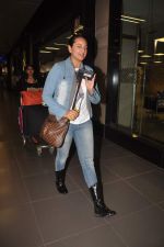 Sonakshi Sinha snapped at International airport on 9th Oct 2011 (9).JPG