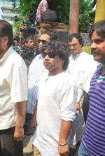 Kailash Kher pay last tribute to jagjit singh in Chandanwadi, Mumbai on 11th Oct 2011 (19).JPG