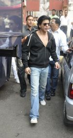 Shahrukh Khan snapped at Filmcity, Mumbai on 11th Oct 2011 (2).JPG