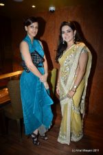 Sonali Bendre, Shaina NC at Maheep Kapoor_s jewellery line launch in Bandra, Mumbai on 8th Oct 2011 (181).JPG