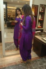 Anjana Sukhani shops for Diwali at Tanishq showroom in Andheri, Mumbai on 17th Oct 2011 (13).JPG