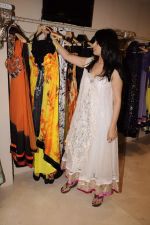 Anjana Sukhani shops at Archana Kocchar store in Juhu, Mumbai on 18th Oct 2011 (30).JPG