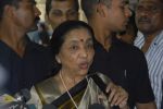 Asha Bhosle spotted at airport on 21st Oct 2011 (17).JPG