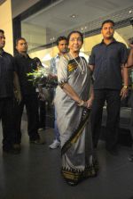Asha Bhosle spotted at airport on 21st Oct 2011 (5).JPG