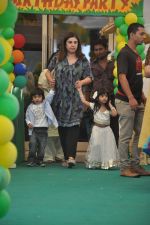 Farah Khan at Sanjay Dutt and Manyata celebrates childrens birthday in Blue Sea, Mumbai on 21st Oct 2011 (40).JPG