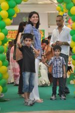 Priya Dutt at Sanjay Dutt and Manyata celebrates childrens birthday in Blue Sea, Mumbai on 21st Oct 2011 (16).JPG