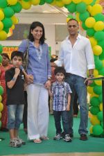 Priya Dutt at Sanjay Dutt and Manyata celebrates childrens birthday in Blue Sea, Mumbai on 21st Oct 2011 (17).JPG