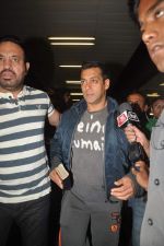 Salman Khan returns from Germany at the Airport on 21st Oct 2011 (5).JPG