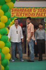at Sanjay Dutt and Manyata celebrates childrens birthday in Blue Sea, Mumbai on 21st Oct 2011 (14).JPG