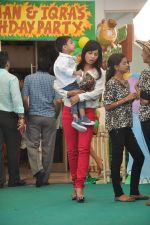at Sanjay Dutt and Manyata celebrates childrens birthday in Blue Sea, Mumbai on 21st Oct 2011 (66).JPG
