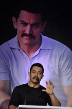 Aamir Khan at Star TV_s new show announcement in Taj Land_s End on 22nd Oct 2011 (12).JPG
