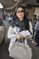 Kareena Kapoor leave for Ra.One Premiere tour in Airport, Mumbai on 23rd Oct 2011 (50).JPG