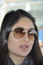 Kareena Kapoor leave for Ra.One Premiere tour in Airport, Mumbai on 23rd Oct 2011 (54).JPG