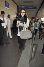 Kareena Kapoor leave for Ra.One Premiere tour in Airport, Mumbai on 23rd Oct 2011 (55).JPG