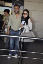 Kareena Kapoor, Anubhav Sinha leave for Ra.One Premiere tour in Airport, Mumbai on 23rd Oct 2011 (61).JPG