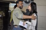 Kareena Kapoor, Anubhav Sinha leave for Ra.One Premiere tour in Airport, Mumbai on 23rd Oct 2011 (63).JPG
