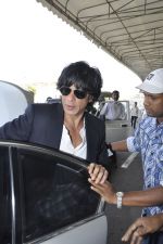 Shaharukh Khan leave for Ra.One Premiere tour in Airport, Mumbai on 23rd Oct 2011 (2).JPG