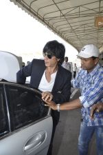 Shaharukh Khan leave for Ra.One Premiere tour in Airport, Mumbai on 23rd Oct 2011 (3).JPG