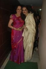 Rekha, Hema Malini at Tell Me Oh Khudda screening in Ketnav, Mumbai on 25th Oct 2011 (55).JPG