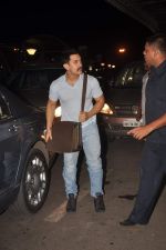 Aamir Khan snapped at airport on 27th Oct 2011 (4).JPG