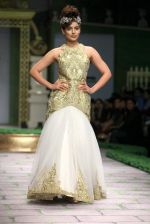 Kangna Ranaut walk the ramp for Shantanu Goenka at Wills India Fashion Week 2011 on 10th Oct 2011 (114).JPG