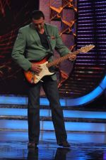 Sanjay Dutt on the sets of Big Boss 5 in Lonavala, Mumbai on 29th Oct 2011 (80).JPG