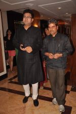 Parsoon Joshi, Vishal Bharadwaj at the launch of Deepti Naval_s book in Taj Land_s End on 30th Oct 2011 (22).JPG