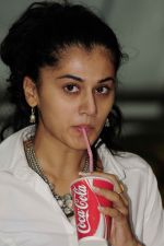 Taapsee Pannu attends Red FM promoting Mogudu movie on 28th October 2011 (10).jpg