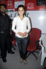 Taapsee Pannu attends Red FM promoting Mogudu movie on 28th October 2011 (29).JPG