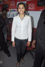 Taapsee Pannu attends Red FM promoting Mogudu movie on 28th October 2011 (55).JPG