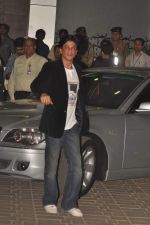 Shahrukh Khan snapped on the eve of his birthday in Airport, Mumbai on 1st Nov 2011 (8).JPG