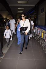 Sonam Kapoor snapped at airport in International Airport, Mumbai on 1st Nov 2011 (3).JPG