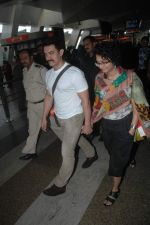 Aamir Khan, Kiran Rao sanpped at Mumbai Airport on 7th Nov 2011 (15).JPG