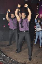 John Abraham, Akshay Kumar at Desi Boyz music launch in Enigma on 7th Nov 2011 (21).JPG