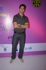 Dino Morea jugdes Gold_s Gym_s Fit & Fab 2011 in Sun N Sand on 8th Nov 2011 (7).JPG