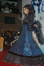 Sara Khan at Rohit Verma birthday with fashion show in Novotel, Mumbai on 8th Nov 2011 (125).JPG