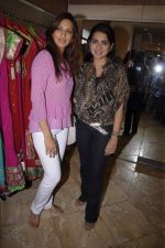Sonali Bendre, Shaina NC at Shaina NC new collection launch in Haus Khaz on 8th Nov 2011 (34).JPG