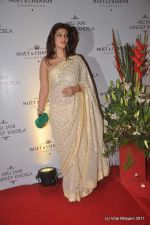 Twinkle Khanna at Abu Jani and Sandeep Khosla_s 25th year bash in Grand Hyatt, Mumbai on 8th Nov 2011 (136).JPG