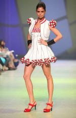 Model walks the ramp for Riddhi Siddhi at Dubai fashion week on 9th Nov 2011 (18).jpg