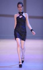 Model walks the ramp for Riddhi Siddhi at Dubai fashion week on 9th Nov 2011 (19).jpg