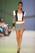 Model walks the ramp for Riddhi Siddhi at Dubai fashion week on 9th Nov 2011 (7).jpg