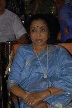 Asha Bhosle at a Marathi concert to pay tribute to Yashwant Dev in Sathaye College on 10th Nov 2011 (9).JPG